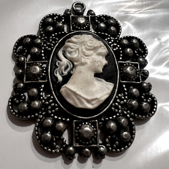 BEAUTIFULLY VINTAGE CARVED CAMEO
CARVED SHELL - Picture 1 of 5